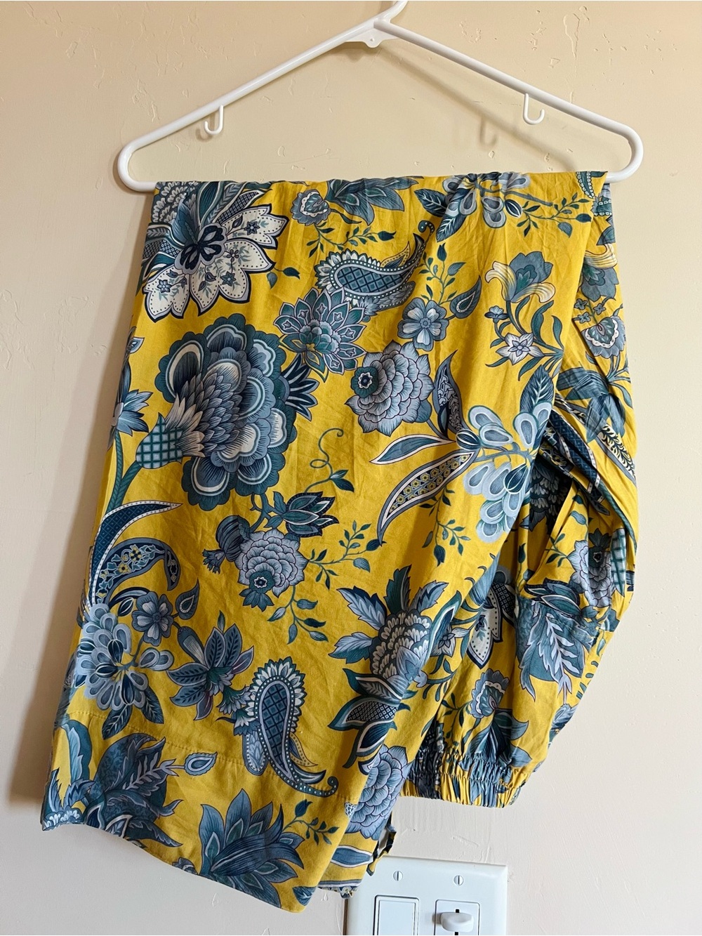 Yellow Floral Khaadi 2 piece dress Indian Pakistani dress Farshi shalwar set - Picture 6 of 6
